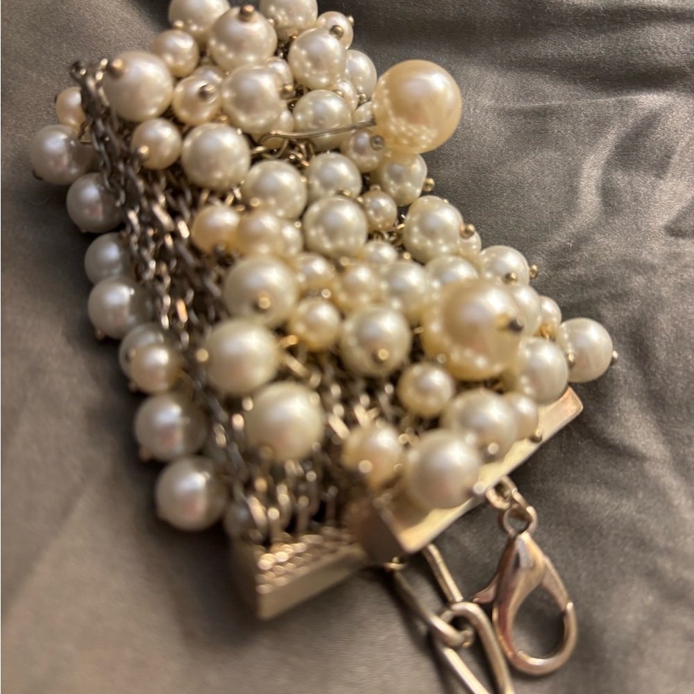 Elegant Pearl Bracelet Breakfast at Tiffany’s vibe - Picture 4 of 4
